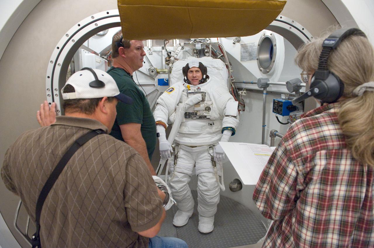 PHOTO DATE: 20 July 2012 LOCATION: Bldg. 7, SSATA Chamber SUBJECT: Expedition 34/35 astronaut Tom Marshburn during SSATA EMU training and certification - Dry Run. Test Directors Gretchen Thomas, Christina Anchondo and Joel Maganza. STB-ST-962 PHOTOGRAPHER: Mark Sowa