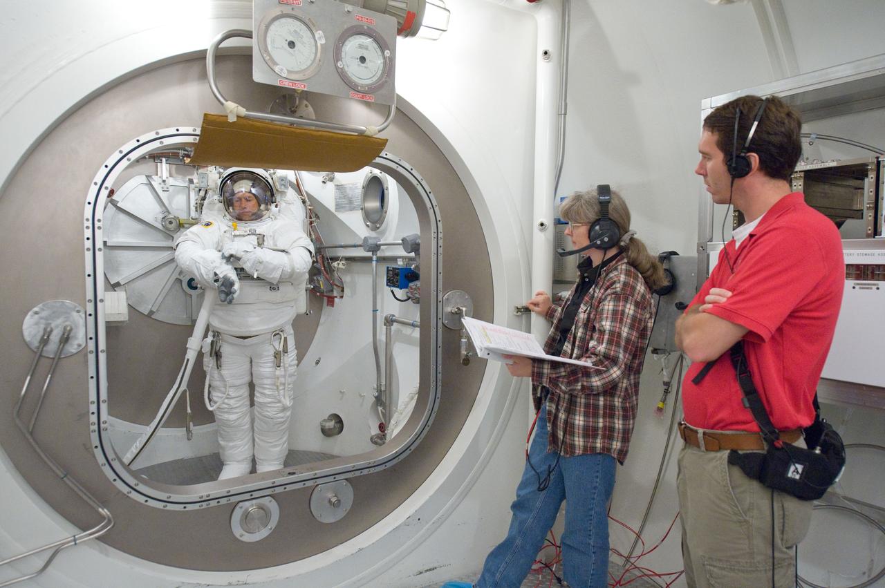PHOTO DATE: 20 July 2012 LOCATION: Bldg. 7, SSATA Chamber SUBJECT: Expedition 34/35 astronaut Tom Marshburn during SSATA EMU training and certification - Dry Run. Test Directors Gretchen Thomas, Christina Anchondo and Joel Maganza. STB-ST-962 PHOTOGRAPHER: Mark Sowa