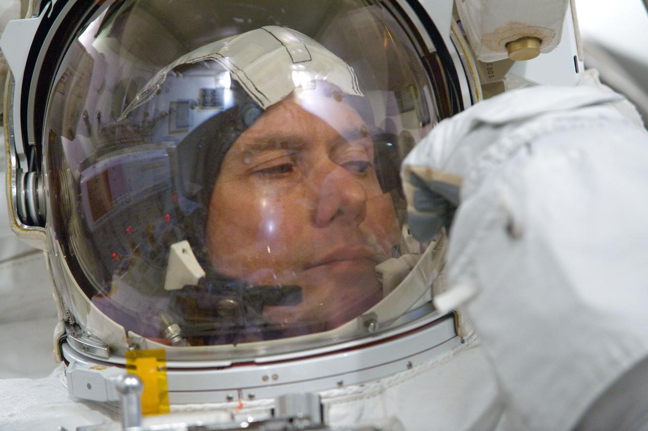 PHOTO DATE: 20 July 2012 LOCATION: Bldg. 7, SSATA Chamber SUBJECT: Expedition 34/35 astronaut Tom Marshburn during SSATA EMU training and certification - Dry Run. Test Directors Gretchen Thomas, Christina Anchondo and Joel Maganza. STB-ST-962 PHOTOGRAPHER: Mark Sowa