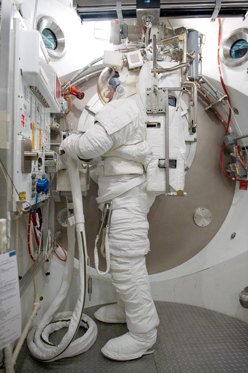 PHOTO DATE: 20 July 2012 LOCATION: Bldg. 7, SSATA Chamber SUBJECT: Expedition 34/35 astronaut Tom Marshburn during SSATA EMU training and certification - Dry Run. Test Directors Gretchen Thomas, Christina Anchondo and Joel Maganza. STB-ST-962 PHOTOGRAPHER: Mark Sowa