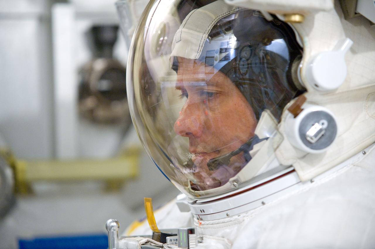 PHOTO DATE: 20 July 2012 LOCATION: Bldg. 7, SSATA Chamber SUBJECT: Expedition 34/35 astronaut Tom Marshburn during SSATA EMU training and certification - Dry Run. Test Directors Gretchen Thomas, Christina Anchondo and Joel Maganza. STB-ST-962 PHOTOGRAPHER: Mark Sowa