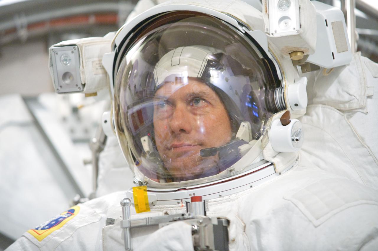 PHOTO DATE: 20 July 2012 LOCATION: Bldg. 7, SSATA Chamber SUBJECT: Expedition 34/35 astronaut Tom Marshburn during SSATA EMU training and certification - Dry Run. Test Directors Gretchen Thomas, Christina Anchondo and Joel Maganza. STB-ST-962 PHOTOGRAPHER: Mark Sowa