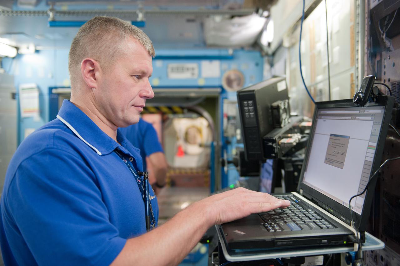 PHOTO DATE: 7-20-12 LOCATION: Bldg. 9NW - ISS Mockups SUBJECT: Expedition 34 (Soyuz 32) crew (Ford, Tarelkin and Notivskiy) during routine ops training in the ISS mockups PHOTOGRAPHER: Lauren Harnett