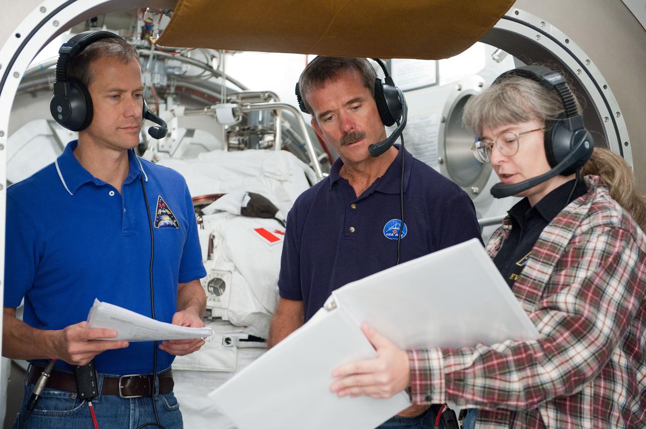 PHOTO DATE: 31 July 2012 LOCATION: Bldg. 7, SSATA Chamber SUBJECT: Expedition 33/34 Canadian astronaut and crew member Chris Hadfield during SSATA EMU training and certification - Dry Run. TD: Cristina Anchondo and Joel Maganza. STB-ST-963 PHOTOGRAPHER: Mark Sowa