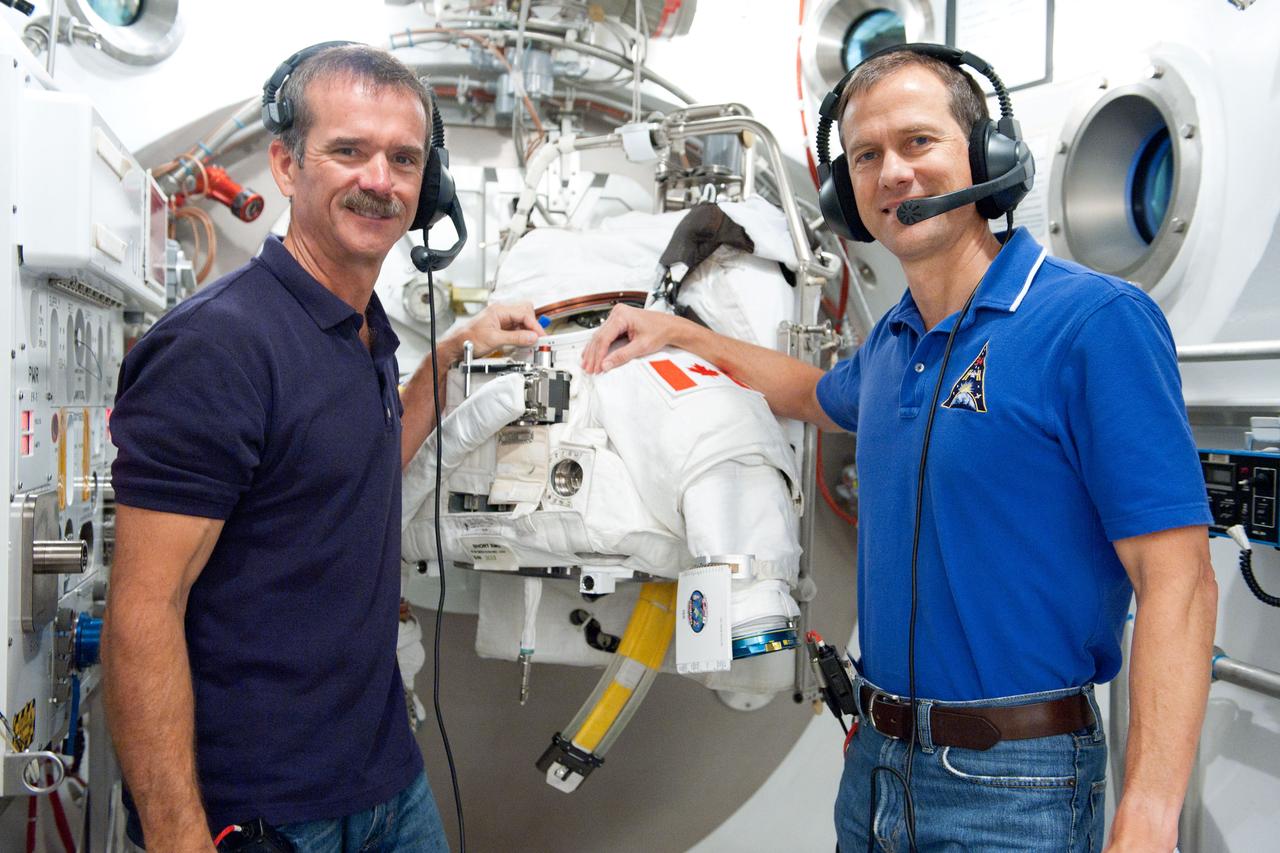 PHOTO DATE: 31 July 2012 LOCATION: Bldg. 7, SSATA Chamber SUBJECT: Expedition 33/34 Canadian astronaut and crew member Chris Hadfield during SSATA EMU training and certification - Dry Run. TD: Cristina Anchondo and Joel Maganza. STB-ST-963 PHOTOGRAPHER: Mark Sowa