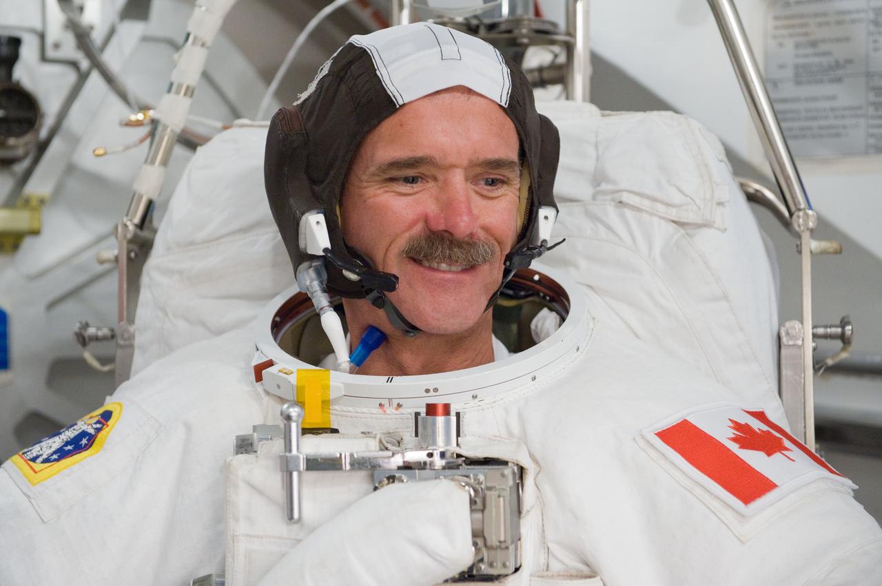 PHOTO DATE: 31 July 2012 LOCATION: Bldg. 7, SSATA Chamber SUBJECT: Expedition 33/34 Canadian astronaut and crew member Chris Hadfield during SSATA EMU training and certification - Dry Run. TD: Cristina Anchondo and Joel Maganza. STB-ST-963 PHOTOGRAPHER: Mark Sowa