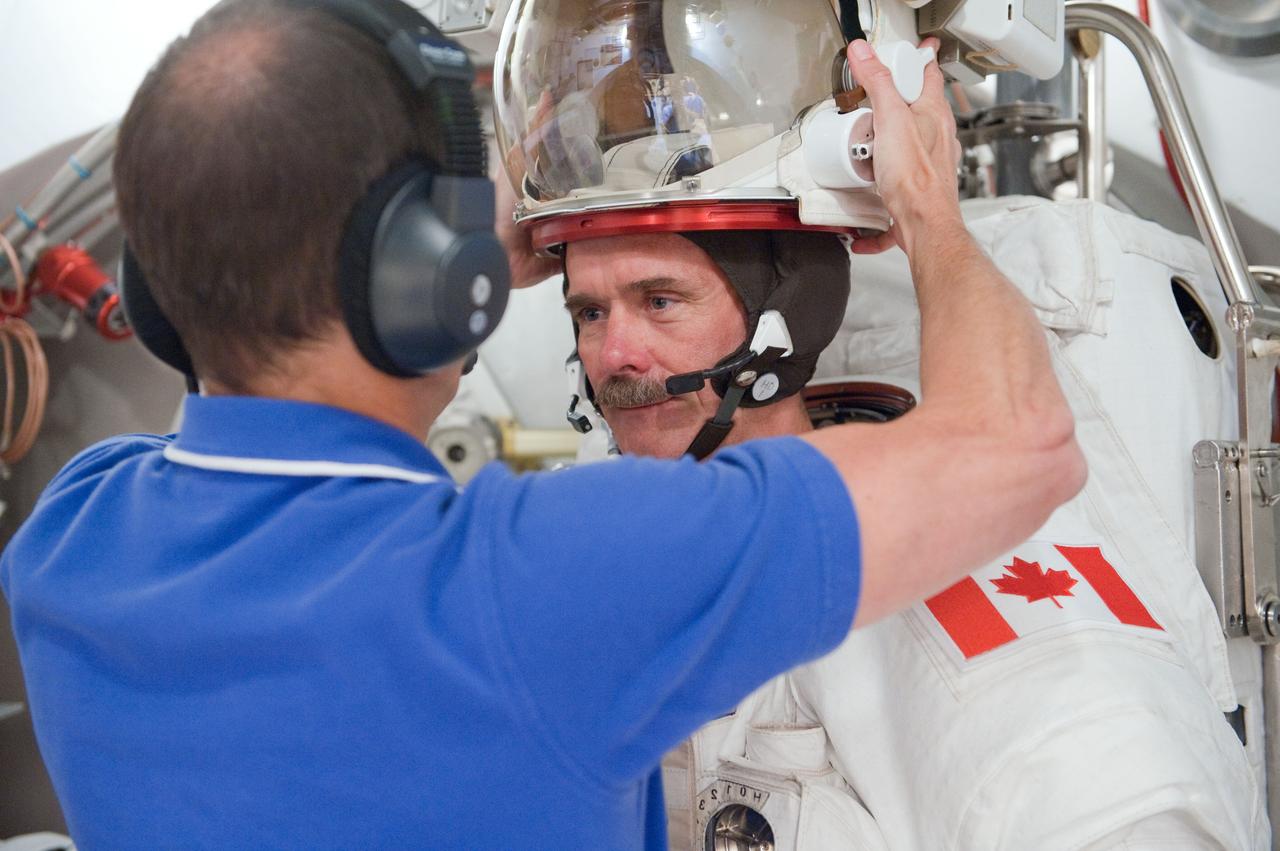PHOTO DATE: 31 July 2012 LOCATION: Bldg. 7, SSATA Chamber SUBJECT: Expedition 33/34 Canadian astronaut and crew member Chris Hadfield during SSATA EMU training and certification - Dry Run. TD: Cristina Anchondo and Joel Maganza. STB-ST-963 PHOTOGRAPHER: Mark Sowa