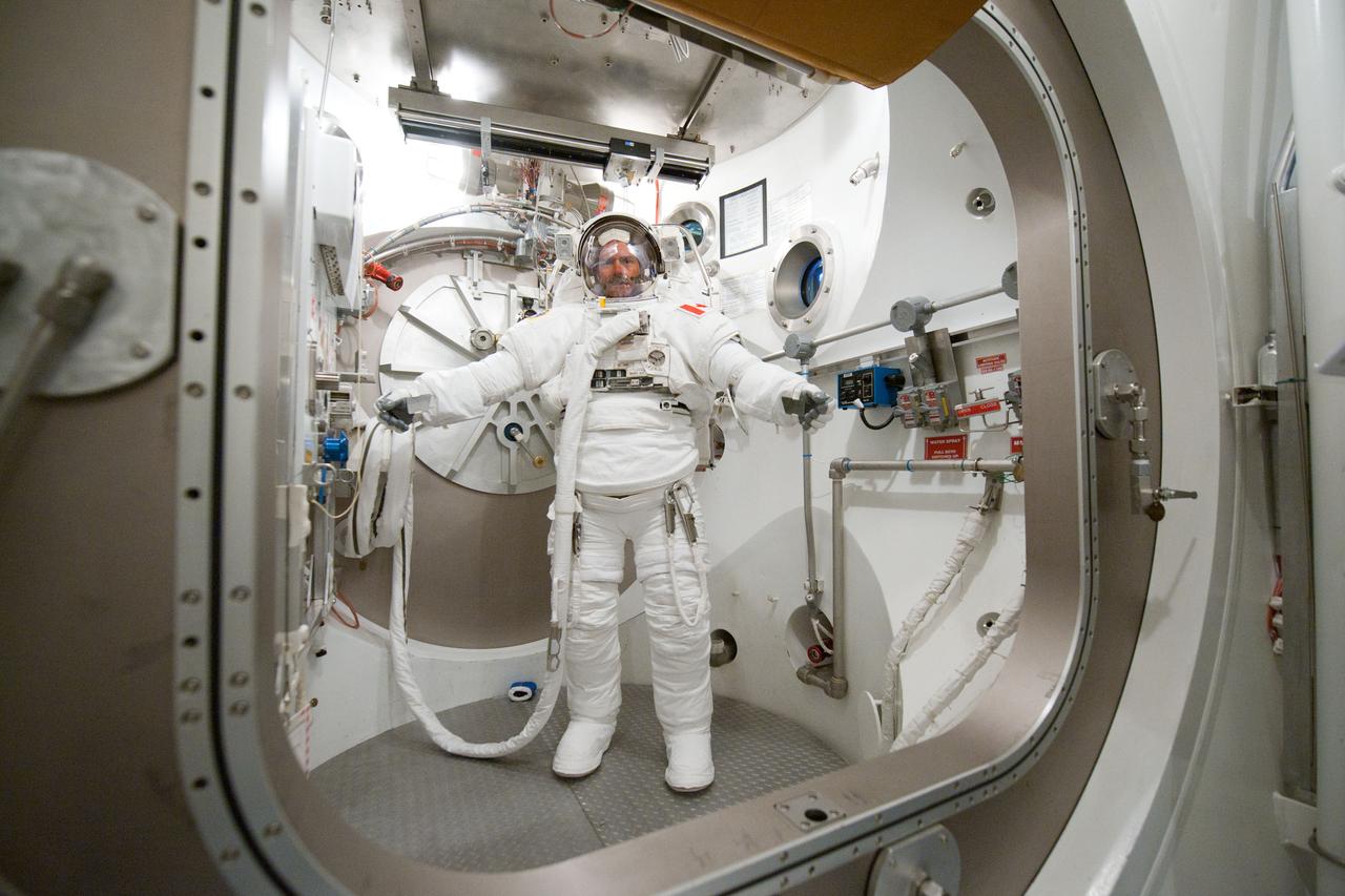 PHOTO DATE: 31 July 2012 LOCATION: Bldg. 7, SSATA Chamber SUBJECT: Expedition 33/34 Canadian astronaut and crew member Chris Hadfield during SSATA EMU training and certification - Dry Run. TD: Cristina Anchondo and Joel Maganza. STB-ST-963 PHOTOGRAPHER: Mark Sowa