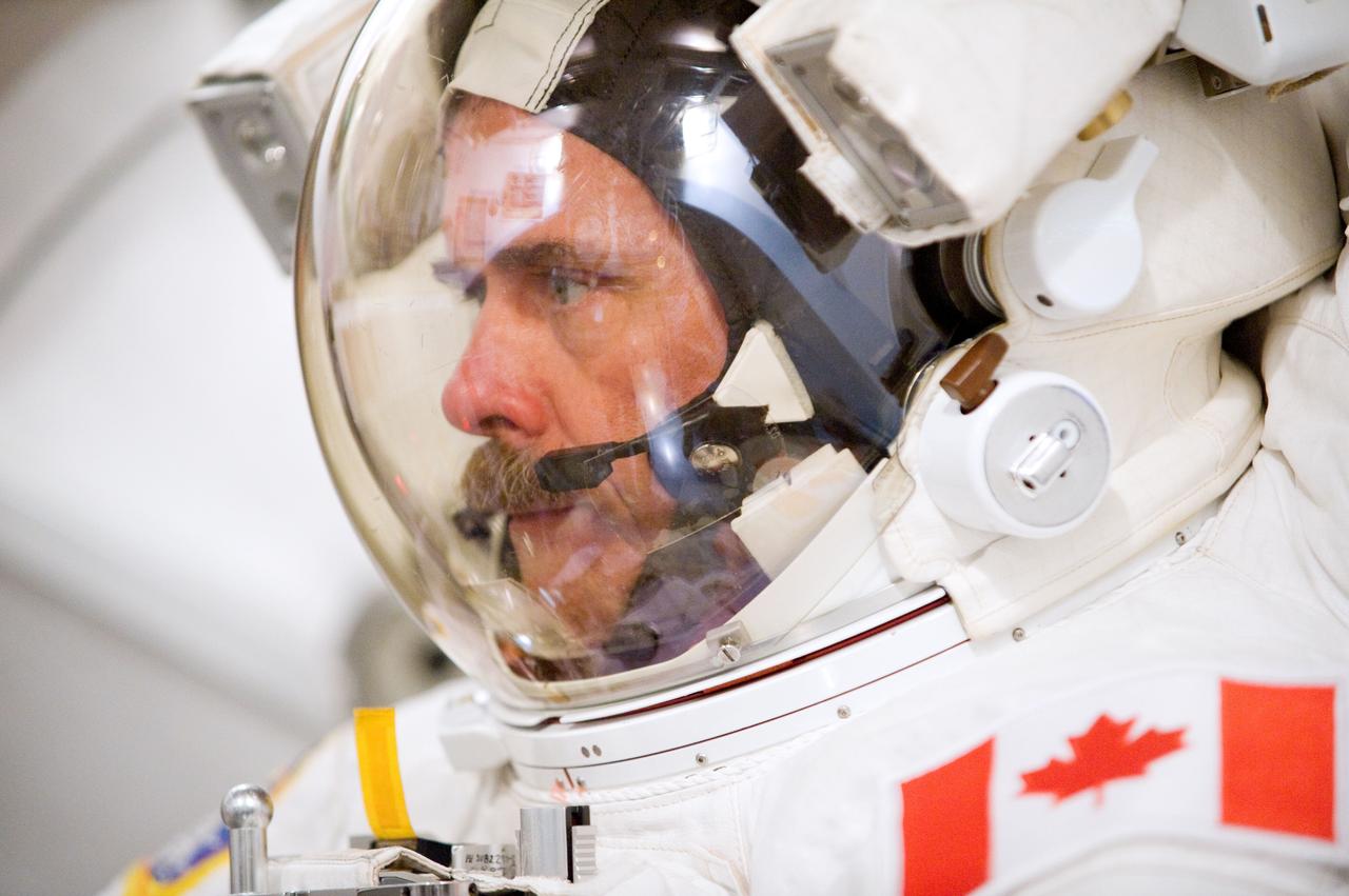 PHOTO DATE: 31 July 2012 LOCATION: Bldg. 7, SSATA Chamber SUBJECT: Expedition 33/34 Canadian astronaut and crew member Chris Hadfield during SSATA EMU training and certification - Dry Run. TD: Cristina Anchondo and Joel Maganza. STB-ST-963 PHOTOGRAPHER: Mark Sowa