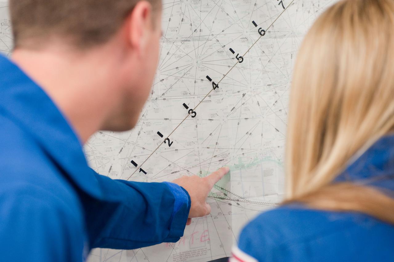 DATE: 9-10-12 LOCATION: Ellington Field - Hangar 276 - Tarmac SUBJECT: Expedition 36/37 crew member Karen Nyberg and Expedition 40/41 crew member Reid Wiseman during T-38 Out and Back exercise. PHOTOGRAPHER: Lauren Harnett