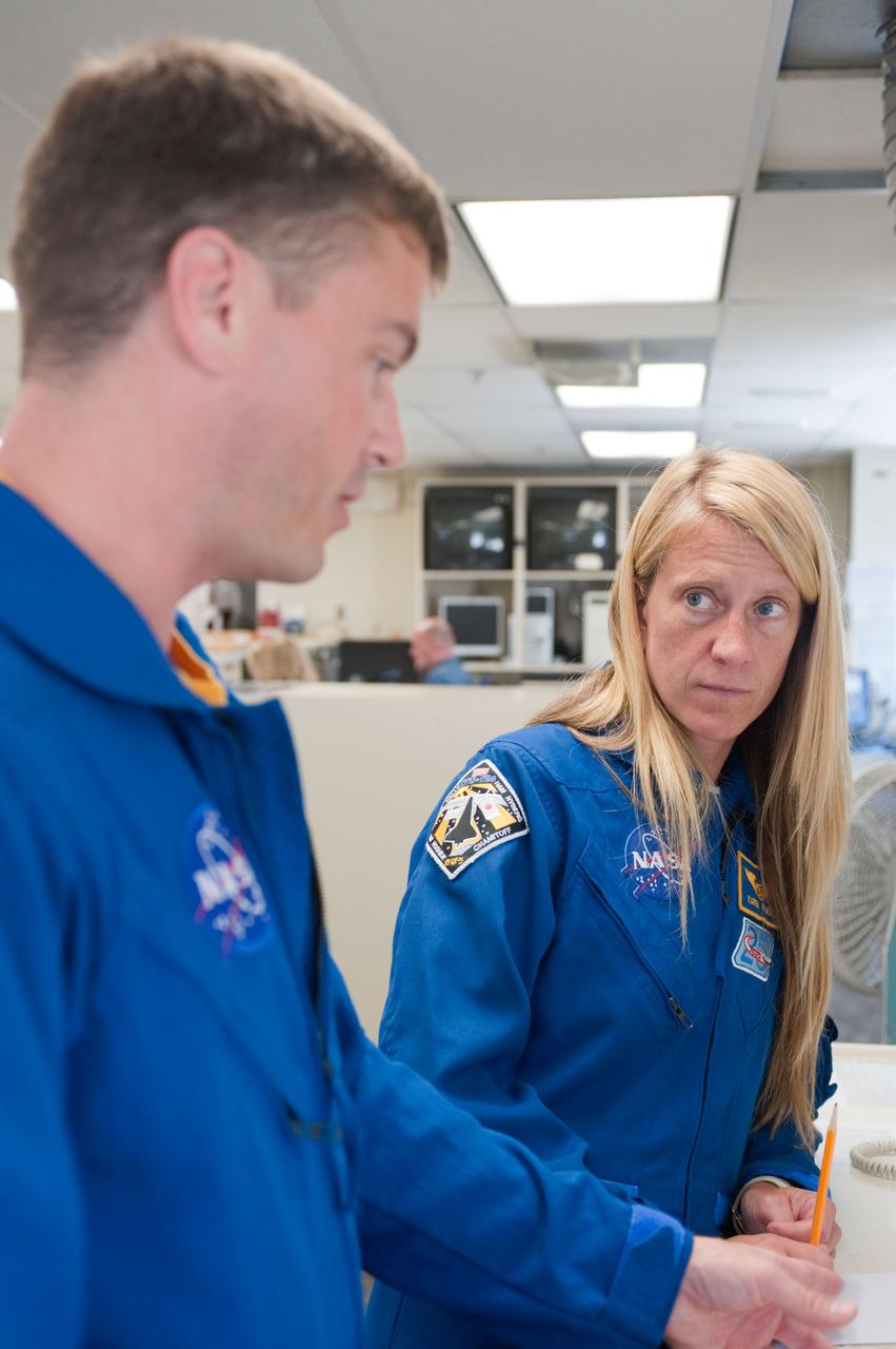 DATE: 9-10-12 LOCATION: Ellington Field - Hangar 276 - Tarmac SUBJECT: Expedition 36/37 crew member Karen Nyberg and Expedition 40/41 crew member Reid Wiseman during T-38 Out and Back exercise. PHOTOGRAPHER: Lauren Harnett