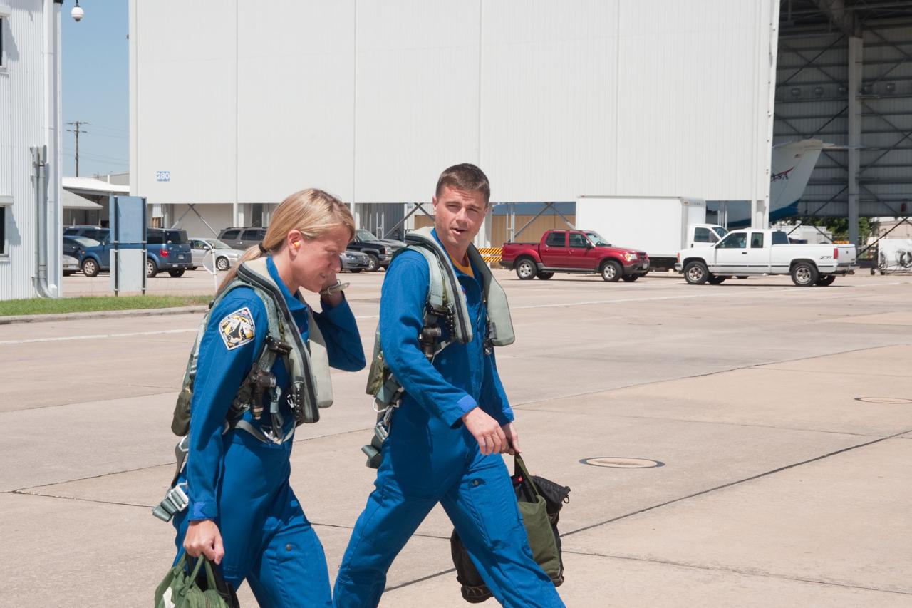 DATE: 9-10-12 LOCATION: Ellington Field - Hangar 276 - Tarmac SUBJECT: Expedition 36/37 crew member Karen Nyberg and Expedition 40/41 crew member Reid Wiseman during T-38 Out and Back exercise. PHOTOGRAPHER: Lauren Harnett