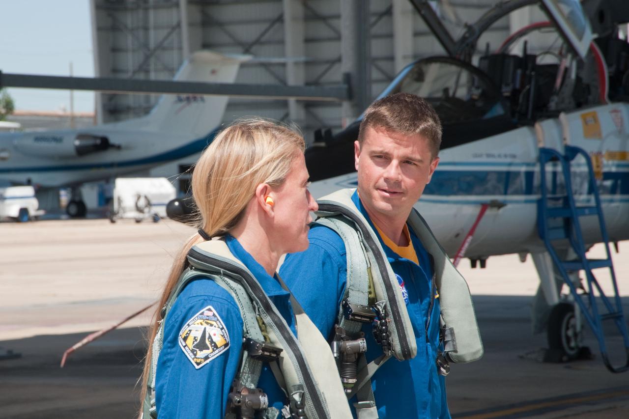 DATE: 9-10-12 LOCATION: Ellington Field - Hangar 276 - Tarmac SUBJECT: Expedition 36/37 crew member Karen Nyberg and Expedition 40/41 crew member Reid Wiseman during T-38 Out and Back exercise. PHOTOGRAPHER: Lauren Harnett