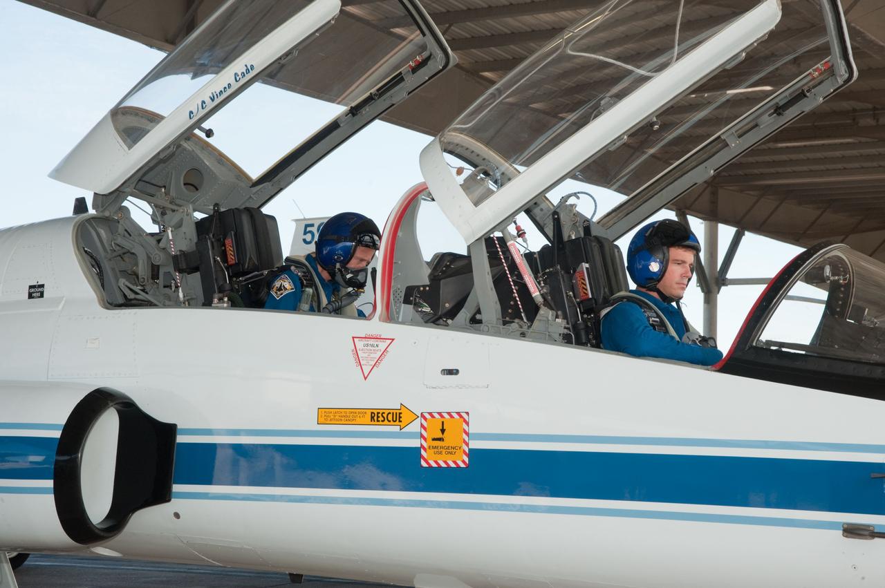 DATE: 9-10-12 LOCATION: Ellington Field - Hangar 276 - Tarmac SUBJECT: Expedition 36/37 crew member Karen Nyberg and Expedition 40/41 crew member Reid Wiseman during T-38 Out and Back exercise. PHOTOGRAPHER: Lauren Harnett