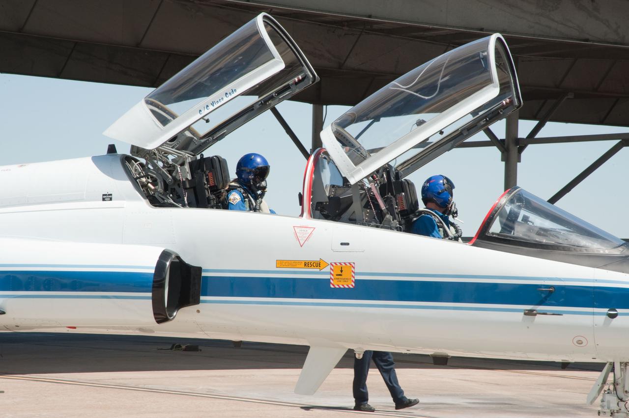 DATE: 9-10-12 LOCATION: Ellington Field - Hangar 276 - Tarmac SUBJECT: Expedition 36/37 crew member Karen Nyberg and Expedition 40/41 crew member Reid Wiseman during T-38 Out and Back exercise. PHOTOGRAPHER: Lauren Harnett