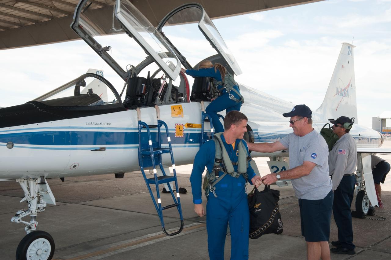 DATE: 9-10-12 LOCATION: Ellington Field - Hangar 276 - Tarmac SUBJECT: Expedition 36/37 crew member Karen Nyberg and Expedition 40/41 crew member Reid Wiseman during T-38 Out and Back exercise. PHOTOGRAPHER: Lauren Harnett
