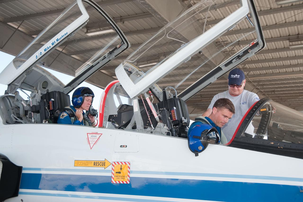 DATE: 9-10-12 LOCATION: Ellington Field - Hangar 276 - Tarmac SUBJECT: Expedition 36/37 crew member Karen Nyberg and Expedition 40/41 crew member Reid Wiseman during T-38 Out and Back exercise. PHOTOGRAPHER: Lauren Harnett