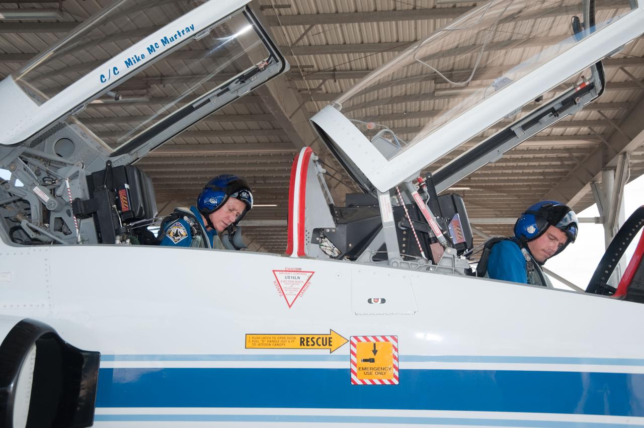 DATE: 9-10-12 LOCATION: Ellington Field - Hangar 276 - Tarmac SUBJECT: Expedition 36/37 crew member Karen Nyberg and Expedition 40/41 crew member Reid Wiseman during T-38 Out and Back exercise. PHOTOGRAPHER: Lauren Harnett