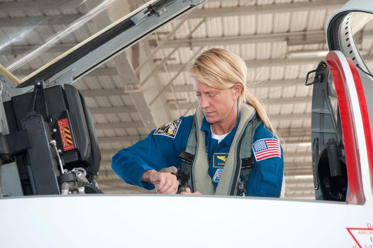 DATE: 9-10-12 LOCATION: Ellington Field - Hangar 276 - Tarmac SUBJECT: Expedition 36/37 crew member Karen Nyberg and Expedition 40/41 crew member Reid Wiseman during T-38 Out and Back exercise. PHOTOGRAPHER: Lauren Harnett