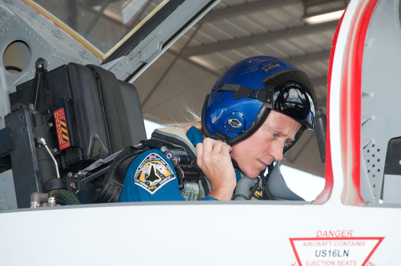 DATE: 9-10-12 LOCATION: Ellington Field - Hangar 276 - Tarmac SUBJECT: Expedition 36/37 crew member Karen Nyberg and Expedition 40/41 crew member Reid Wiseman during T-38 Out and Back exercise. PHOTOGRAPHER: Lauren Harnett