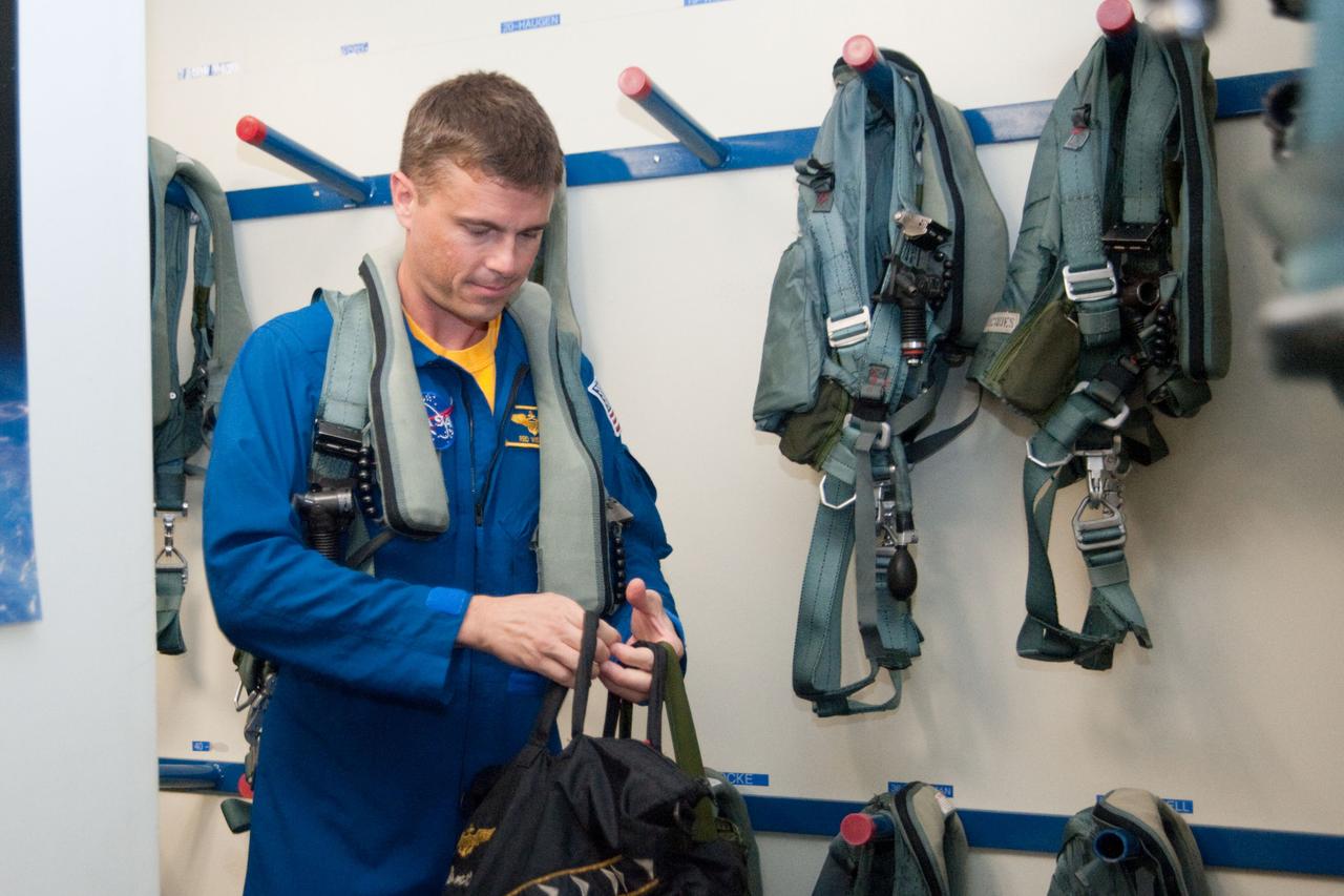 DATE: 9-10-12 LOCATION: Ellington Field - Hangar 276 - Tarmac SUBJECT: Expedition 36/37 crew member Karen Nyberg and Expedition 40/41 crew member Reid Wiseman during T-38 Out and Back exercise. PHOTOGRAPHER: Lauren Harnett