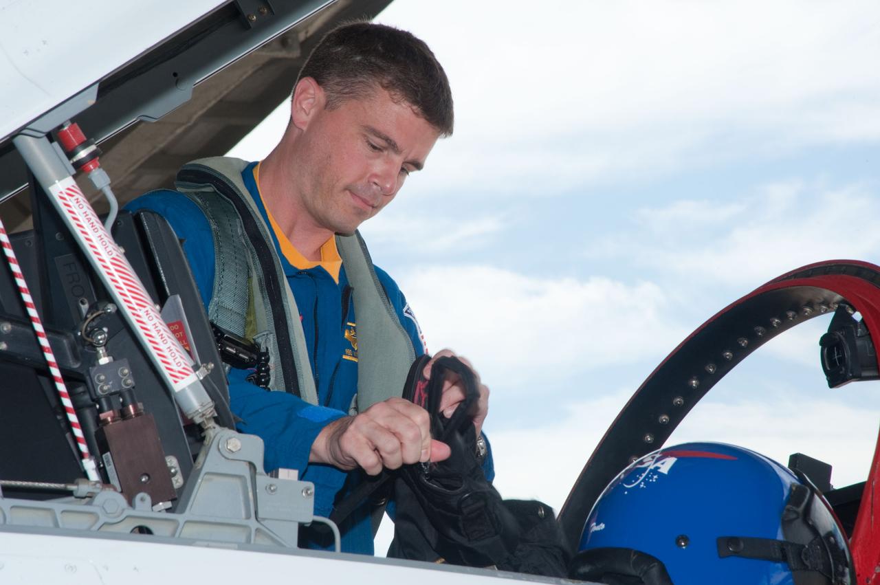 DATE: 9-10-12 LOCATION: Ellington Field - Hangar 276 - Tarmac SUBJECT: Expedition 36/37 crew member Karen Nyberg and Expedition 40/41 crew member Reid Wiseman during T-38 Out and Back exercise. PHOTOGRAPHER: Lauren Harnett