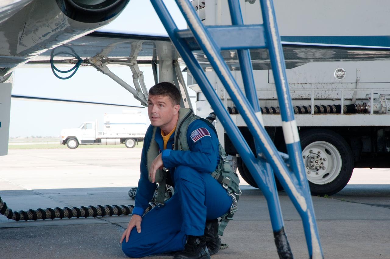 DATE: 9-10-12 LOCATION: Ellington Field - Hangar 276 - Tarmac SUBJECT: Expedition 36/37 crew member Karen Nyberg and Expedition 40/41 crew member Reid Wiseman during T-38 Out and Back exercise. PHOTOGRAPHER: Lauren Harnett