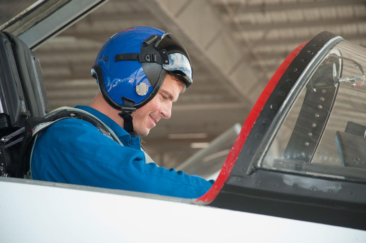 DATE: 9-10-12 LOCATION: Ellington Field - Hangar 276 - Tarmac SUBJECT: Expedition 36/37 crew member Karen Nyberg and Expedition 40/41 crew member Reid Wiseman during T-38 Out and Back exercise. PHOTOGRAPHER: Lauren Harnett
