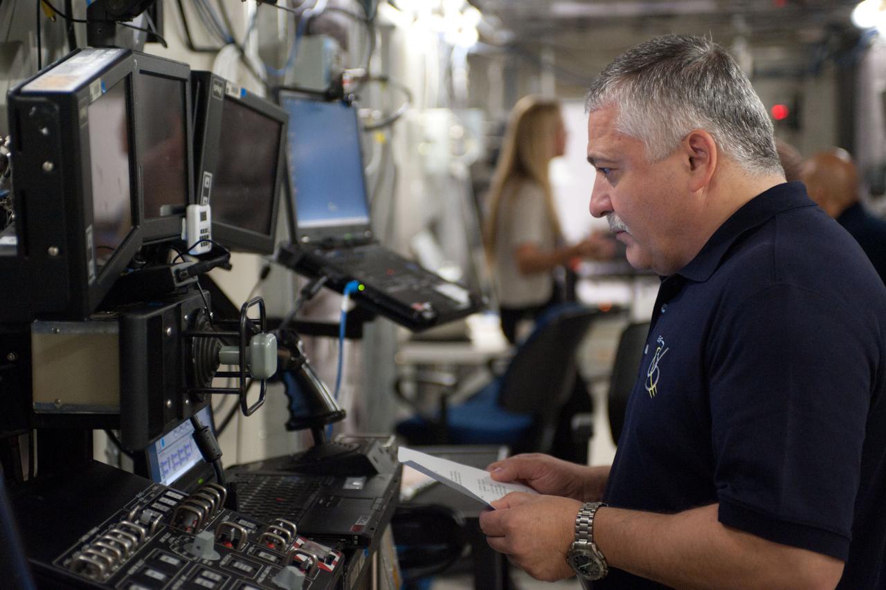 DATE: 9-11-12 LOCATION: Bldg. 5 - SSTF High Bay SUBJECT: Expedition 36/37 crew (Yurchikhin, Nyberg and Parmitano) along with Exp. 37/38’s Michael Hopkins during EPS Major Case Training. PHOTOGRAPHER: Lauren Harnett