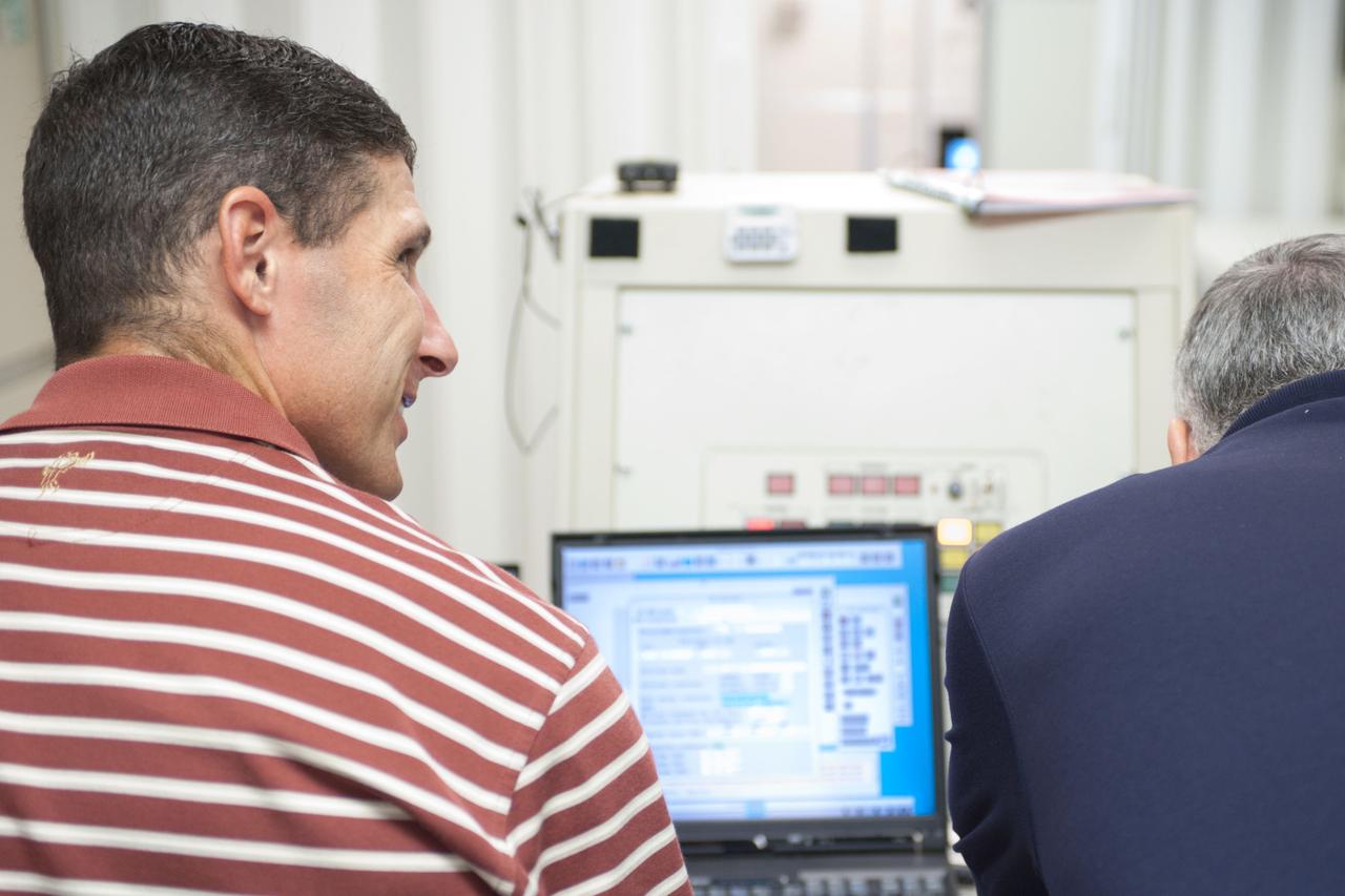 DATE: 9-11-12 LOCATION: Bldg. 5 - SSTF High Bay SUBJECT: Expedition 36/37 crew (Yurchikhin, Nyberg and Parmitano) along with Exp. 37/38’s Michael Hopkins during EPS Major Case Training. PHOTOGRAPHER: Lauren Harnett