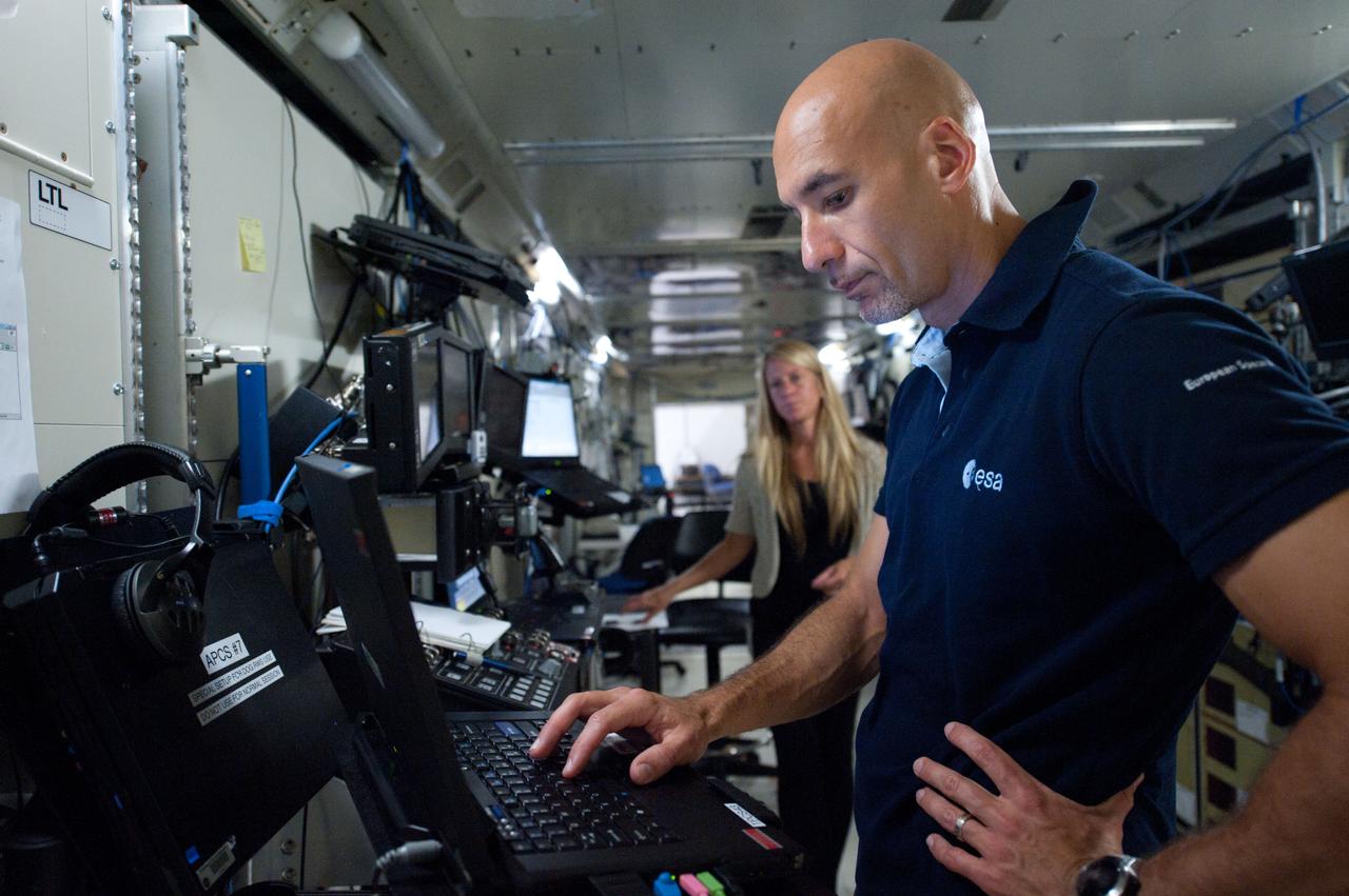 DATE: 9-11-12 LOCATION: Bldg. 5 - SSTF High Bay SUBJECT: Expedition 36/37 crew (Yurchikhin, Nyberg and Parmitano) along with Exp. 37/38’s Michael Hopkins during EPS Major Case Training. PHOTOGRAPHER: Lauren Harnett