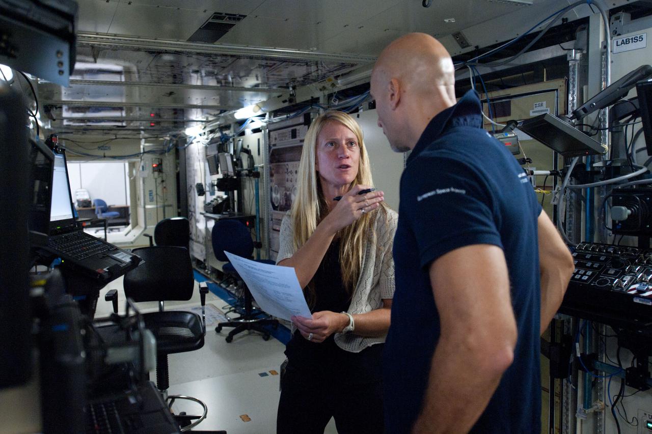 DATE: 9-11-12 LOCATION: Bldg. 5 - SSTF High Bay SUBJECT: Expedition 36/37 crew (Yurchikhin, Nyberg and Parmitano) along with Exp. 37/38’s Michael Hopkins during EPS Major Case Training. PHOTOGRAPHER: Lauren Harnett