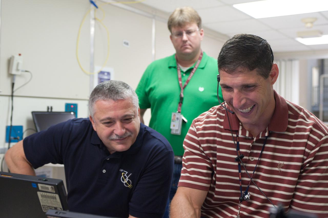 DATE: 9-11-12 LOCATION: Bldg. 5 - SSTF High Bay SUBJECT: Expedition 36/37 crew (Yurchikhin, Nyberg and Parmitano) along with Exp. 37/38’s Michael Hopkins during EPS Major Case Training. PHOTOGRAPHER: Lauren Harnett