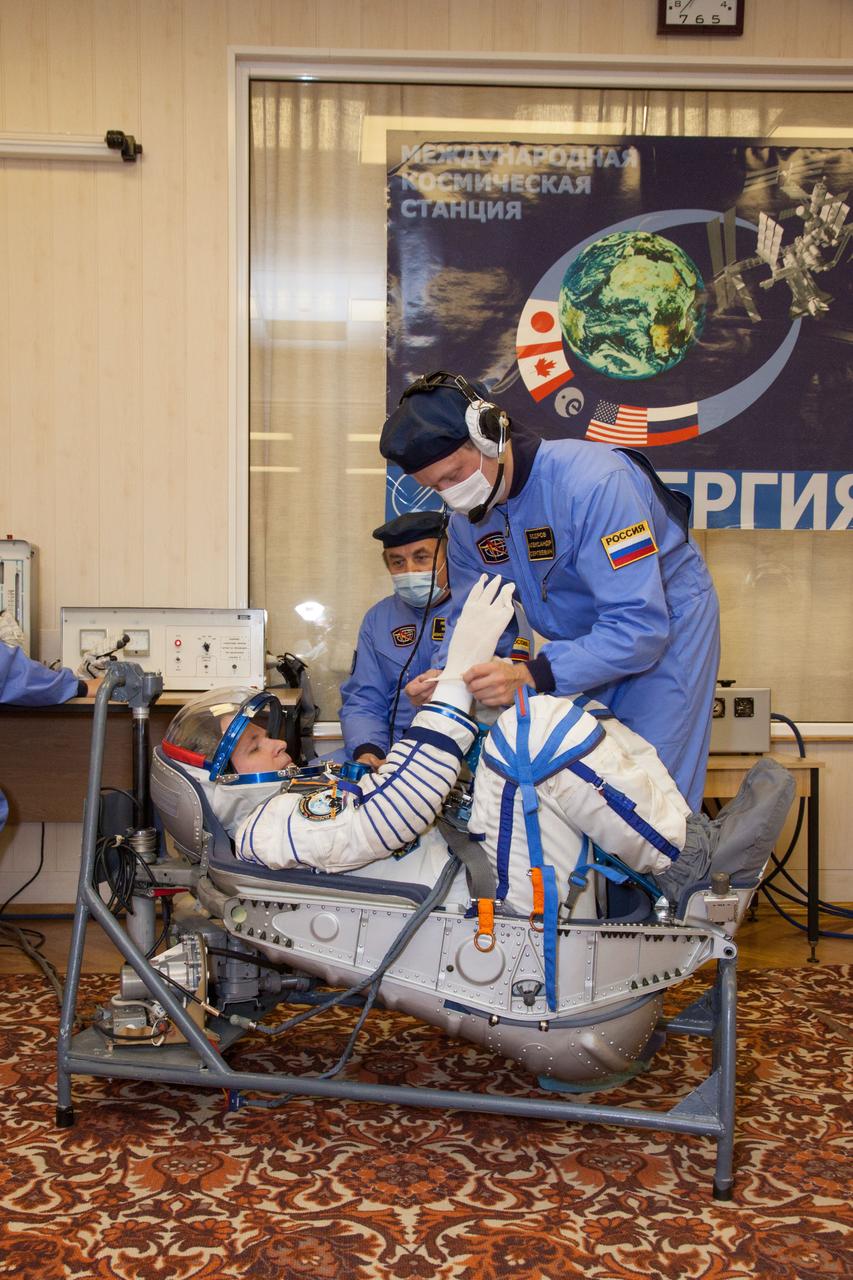 At the Baikonur Cosmodrome in Kazakhstan, Expedition 33/34 Flight Engineer Kevin Ford of NASA undergoes a pressure and leak check of his Russian Sokol launch and entry suit in the Site 254 Integration Facility October 10, 2012 during the first of two “fit check” dress rehearsal sessions. Ford, Soyuz Commander Oleg Novitskiy and Flight Engineer Evgeny Tarelkin are in the final phase of their training for launch October 23 in their Soyuz TMA-06M spacecraft for a five-month mission on the International Space Station. NASA/Victor Zelentsov
