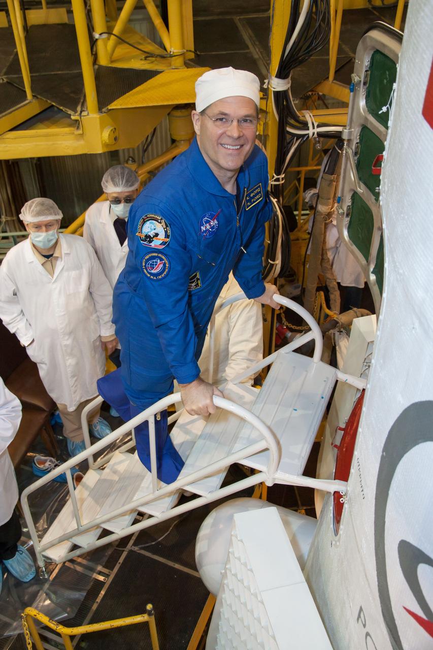 All smiles, Expedition 33/34 Flight Engineer Kevin Ford of NASA climbs the ladder to the Soyuz TMA-06M spacecraft in the Integration Facility at the Baikonur Cosmodrome in Kazakhstan October 18, 2012 during the completion of the final “fit check” dress rehearsal prior to his launch. Ford, Soyuz Commander Oleg Novitskiy and Flight Engineer Evgeny Tarelkin will be launched from the Baikonur Cosmodrome October 23 for a five-month mission on the International Space Station. NASA/Victor Zelentsov