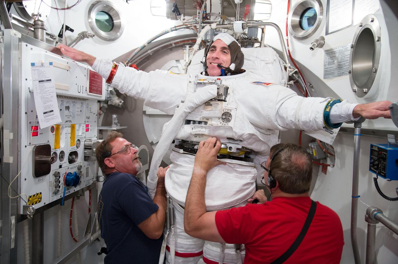 SSATA Crew Training with Expedition 35/36 crew member Chris Cassidy during dry run.  Photo Date: October 30, 2012.  Location: Building 7, SSATA Chamber.  Photographer: Robert Markowitz