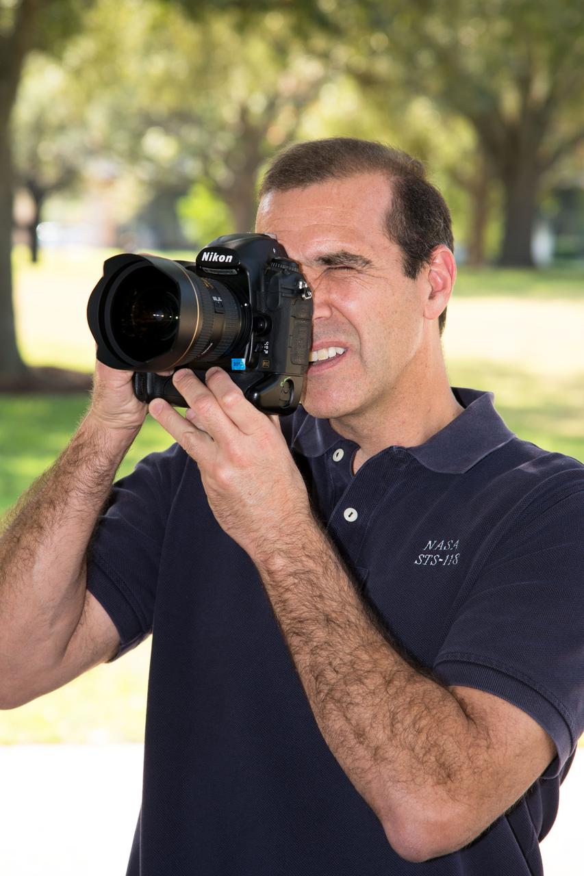 Date: 11-05-12 Locatoin: JSC Mall Subject: Expedition 38/39 (Soyuz 37) crew member Rick Mastracchio during EXT PHOTO SKILLS with instructor Katrina Willoughby Photographer: James Blair