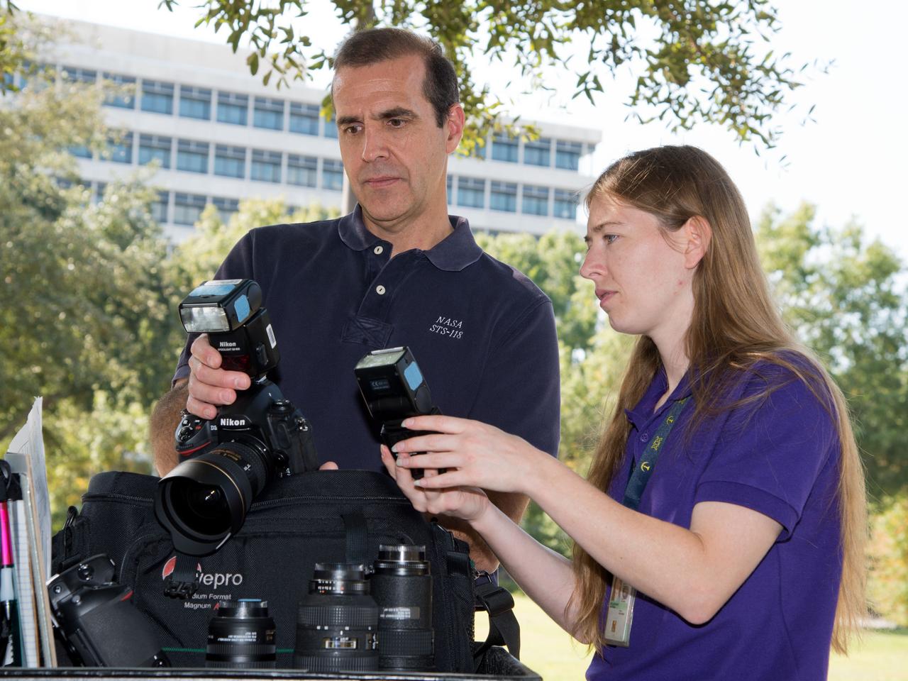 Date: 11-05-12 Locatoin: JSC Mall Subject: Expedition 38/39 (Soyuz 37) crew member Rick Mastracchio during EXT PHOTO SKILLS with instructor Katrina Willoughby Photographer: James Blair