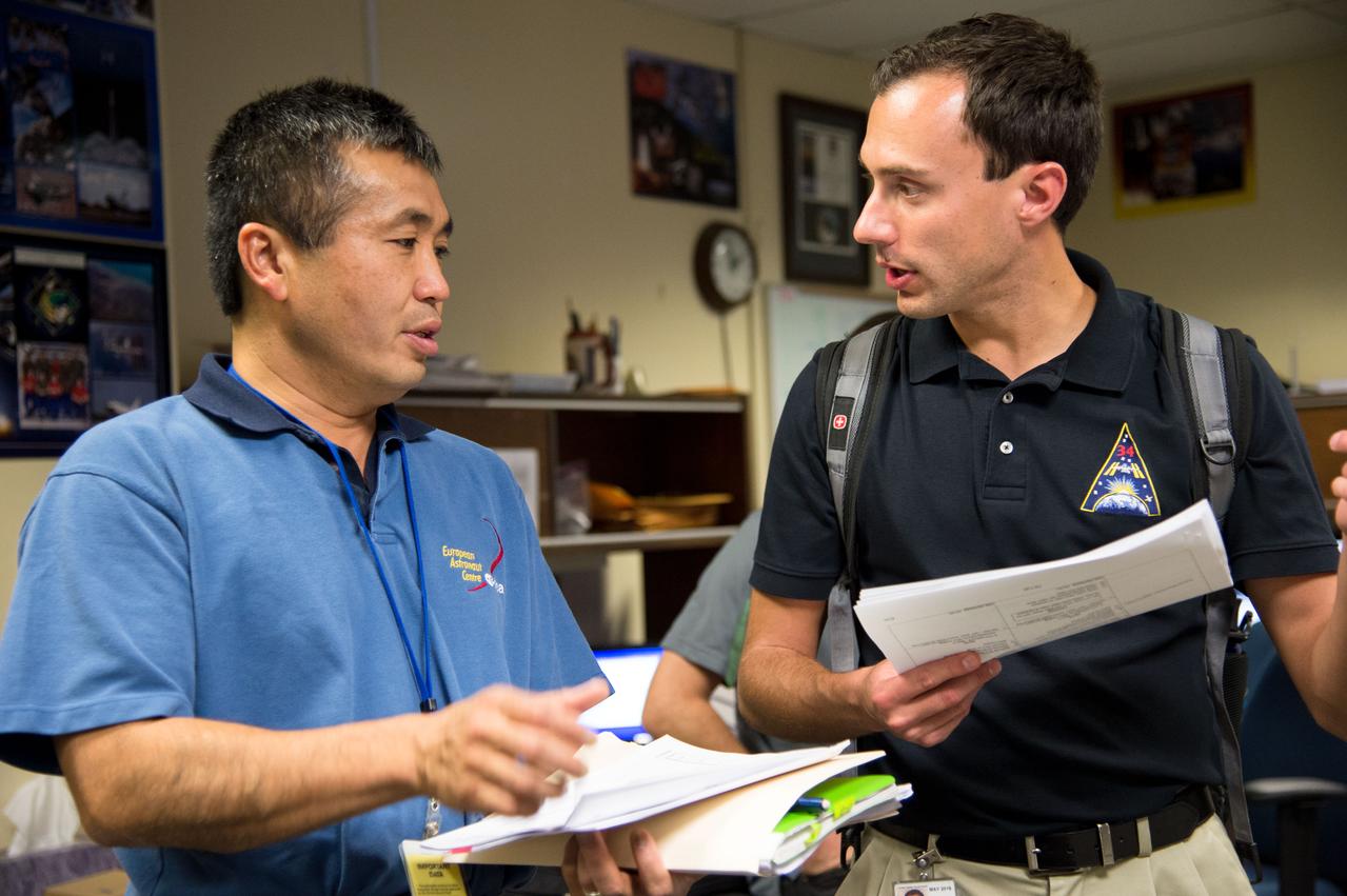 DATE: 11-5-12 LOCATION: Bldg. 9 - VR Lab  SUBJECT: Expedition 38 crew members Mike Hopkins, Rick Mastracchio and Koichi Wakata during ROBO/EVA VR LAB training with instructors Jason A. Campbell and Alex Kanelakos. PHOTOGRAPHER: Lauren Harnett