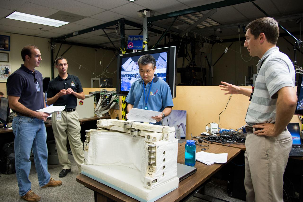 DATE: 11-5-12 LOCATION: Bldg. 9 - VR Lab SUBJECT: Expedition 38 crew members Mike Hopkins, Rick Mastracchio and Koichi Wakata during ROBO/EVA VR LAB training with instructors Jason A. Campbell and Alex Kanelakos. PHOTOGRAPHER: Lauren Harnett