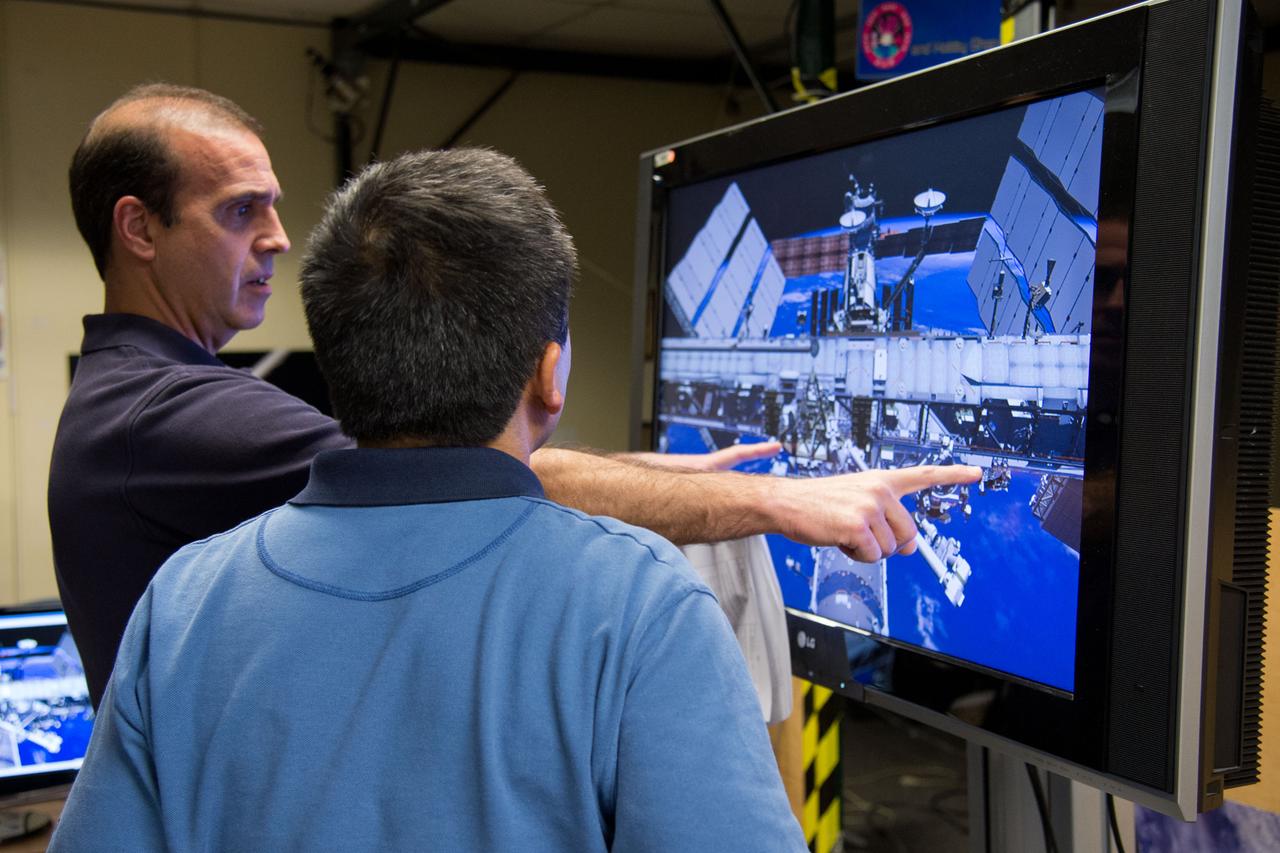 DATE: 11-5-12 LOCATION: Bldg. 9 - VR Lab  SUBJECT: Expedition 38 crew members Mike Hopkins, Rick Mastracchio and Koichi Wakata during ROBO/EVA VR LAB training with instructors Jason A. Campbell and Alex Kanelakos. PHOTOGRAPHER: Lauren Harnett
