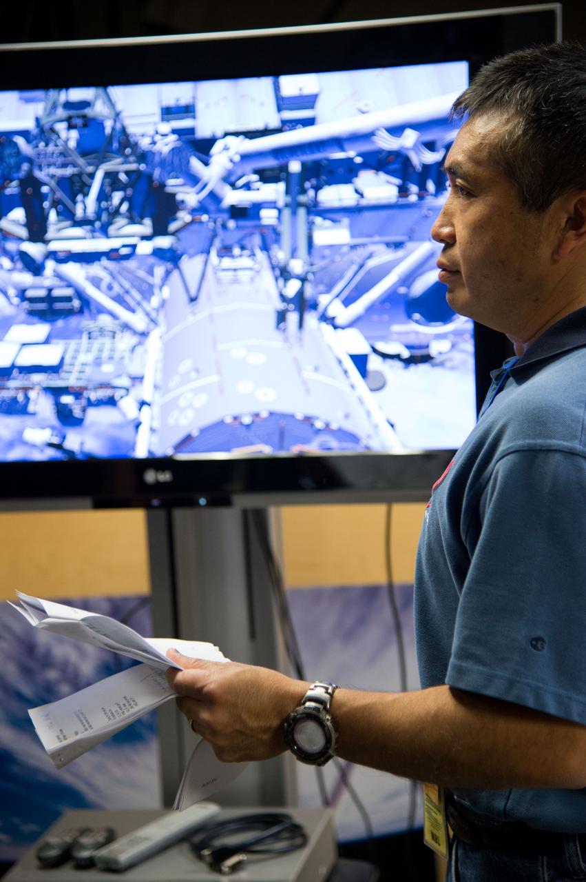 DATE: 11-5-12 LOCATION: Bldg. 9 - VR Lab  SUBJECT: Expedition 38 crew members Mike Hopkins, Rick Mastracchio and Koichi Wakata during ROBO/EVA VR LAB training with instructors Jason A. Campbell and Alex Kanelakos. PHOTOGRAPHER: Lauren Harnett