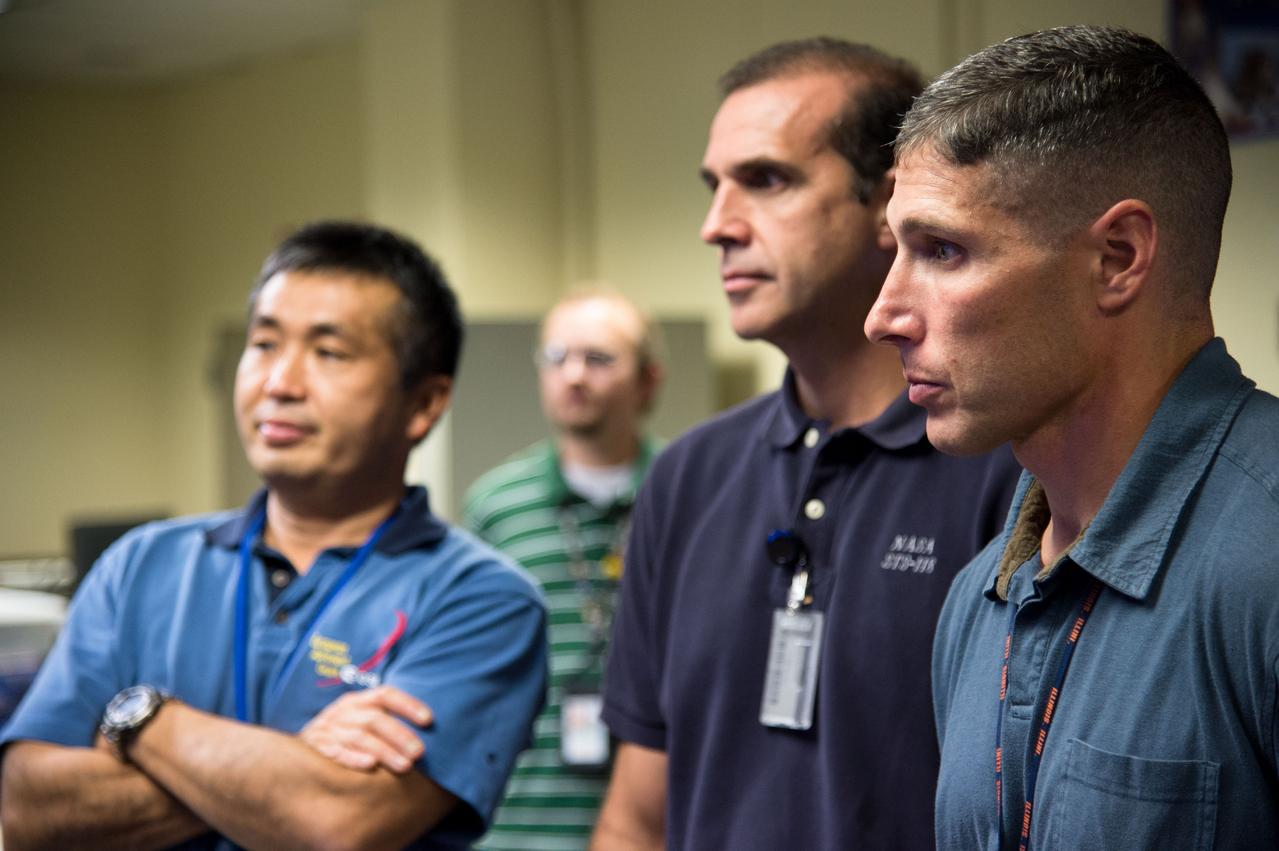 DATE: 11-5-12 LOCATION: Bldg. 9 - VR Lab  SUBJECT: Expedition 38 crew members Mike Hopkins, Rick Mastracchio and Koichi Wakata during ROBO/EVA VR LAB training with instructors Jason A. Campbell and Alex Kanelakos. PHOTOGRAPHER: Lauren Harnett
