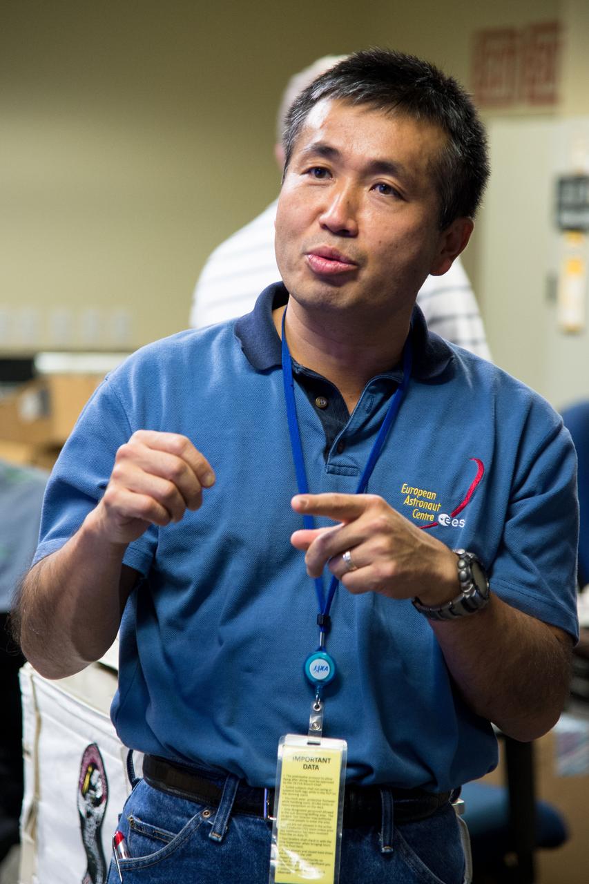 DATE: 11-5-12 LOCATION: Bldg. 9 - VR Lab  SUBJECT: Expedition 38 crew members Mike Hopkins, Rick Mastracchio and Koichi Wakata during ROBO/EVA VR LAB training with instructors Jason A. Campbell and Alex Kanelakos. PHOTOGRAPHER: Lauren Harnett
