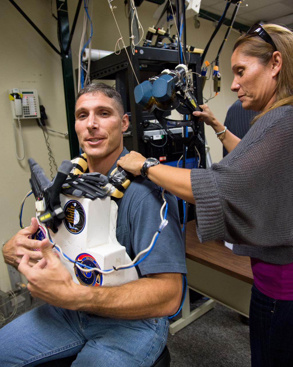 DATE: 11-5-12 LOCATION: Bldg. 9 - VR Lab  SUBJECT: Expedition 38 crew members Mike Hopkins, Rick Mastracchio and Koichi Wakata during ROBO/EVA VR LAB training with instructors Jason A. Campbell and Alex Kanelakos. PHOTOGRAPHER: Lauren Harnett