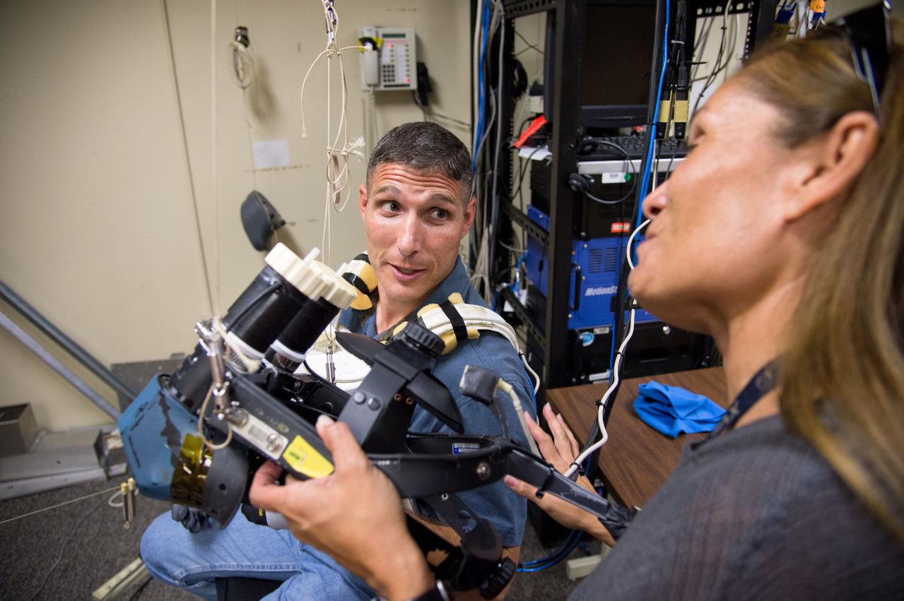 DATE: 11-5-12 LOCATION: Bldg. 9 - VR Lab  SUBJECT: Expedition 38 crew members Mike Hopkins, Rick Mastracchio and Koichi Wakata during ROBO/EVA VR LAB training with instructors Jason A. Campbell and Alex Kanelakos. PHOTOGRAPHER: Lauren Harnett