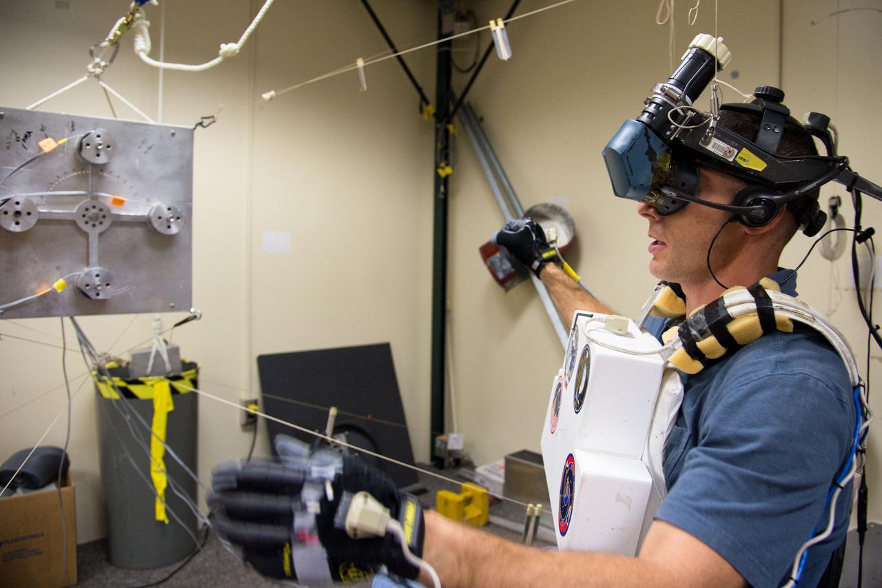 DATE: 11-5-12 LOCATION: Bldg. 9 - VR Lab  SUBJECT: Expedition 38 crew members Mike Hopkins, Rick Mastracchio and Koichi Wakata during ROBO/EVA VR LAB training with instructors Jason A. Campbell and Alex Kanelakos. PHOTOGRAPHER: Lauren Harnett