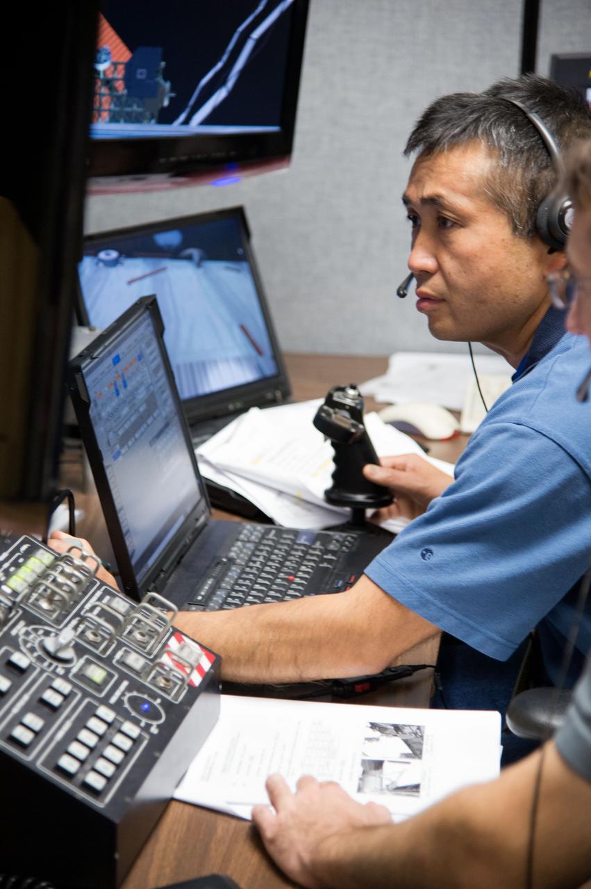 DATE: 11-5-12 LOCATION: Bldg. 9 - VR Lab  SUBJECT: Expedition 38 crew members Mike Hopkins, Rick Mastracchio and Koichi Wakata during ROBO/EVA VR LAB training with instructors Jason A. Campbell and Alex Kanelakos. PHOTOGRAPHER: Lauren Harnett
