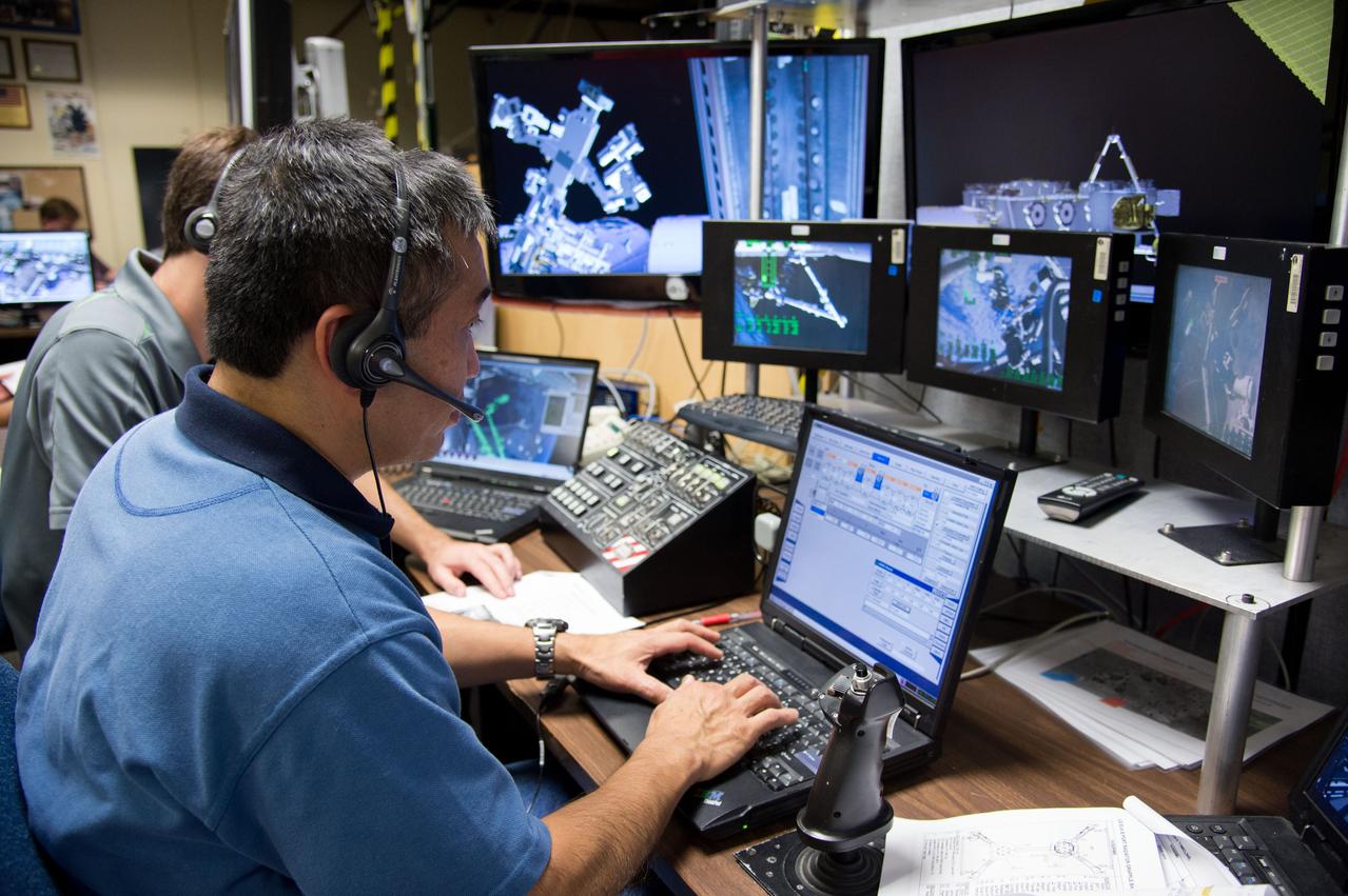 DATE: 11-5-12 LOCATION: Bldg. 9 - VR Lab  SUBJECT: Expedition 38 crew members Mike Hopkins, Rick Mastracchio and Koichi Wakata during ROBO/EVA VR LAB training with instructors Jason A. Campbell and Alex Kanelakos. PHOTOGRAPHER: Lauren Harnett