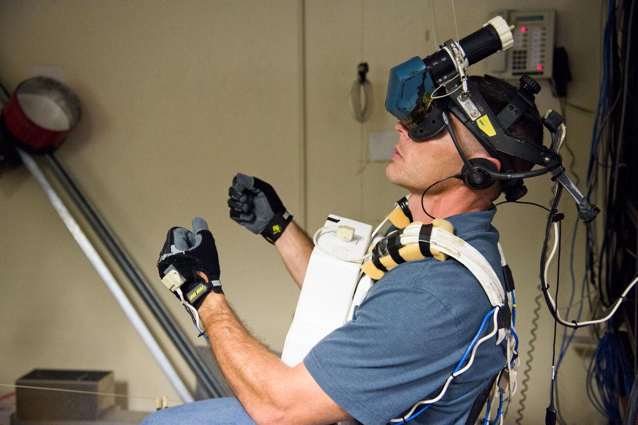 DATE: 11-5-12 LOCATION: Bldg. 9 - VR Lab  SUBJECT: Expedition 38 crew members Mike Hopkins, Rick Mastracchio and Koichi Wakata during ROBO/EVA VR LAB training with instructors Jason A. Campbell and Alex Kanelakos. PHOTOGRAPHER: Lauren Harnett